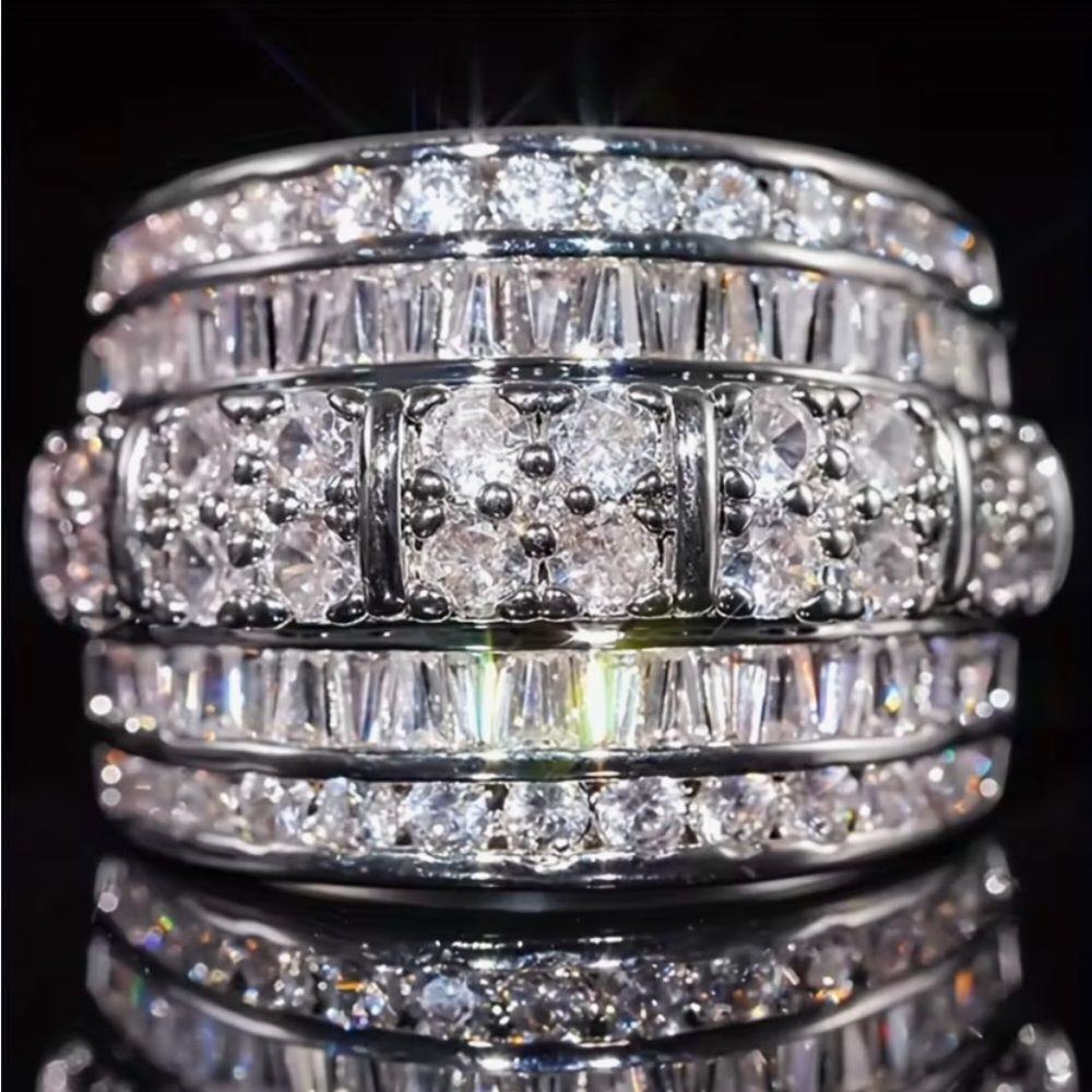 🌺 NEW Elegant & Sparkling Silver and Crystal Ring 🌺